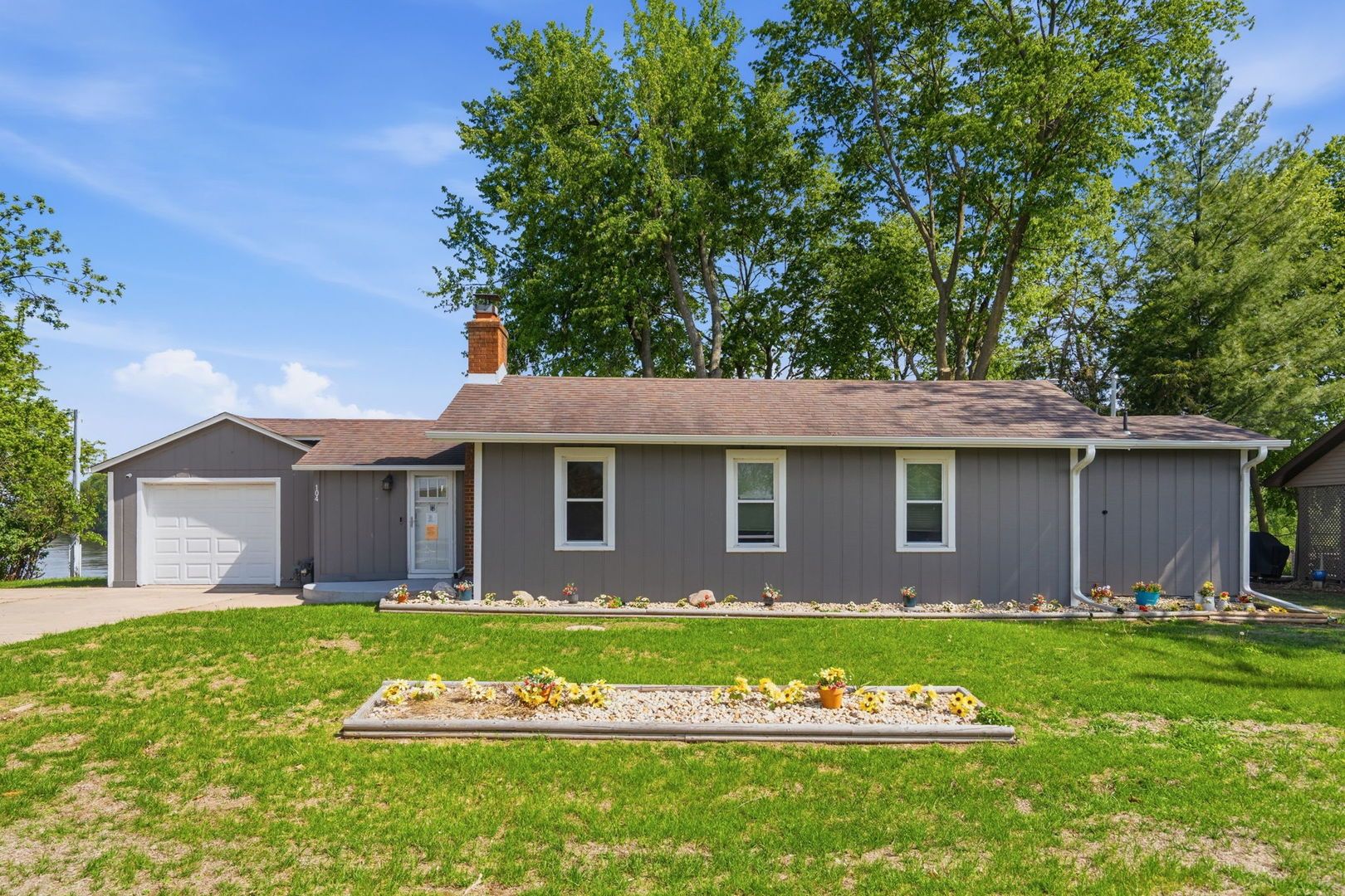 104 1st Street E — Lyndon, IL 61261