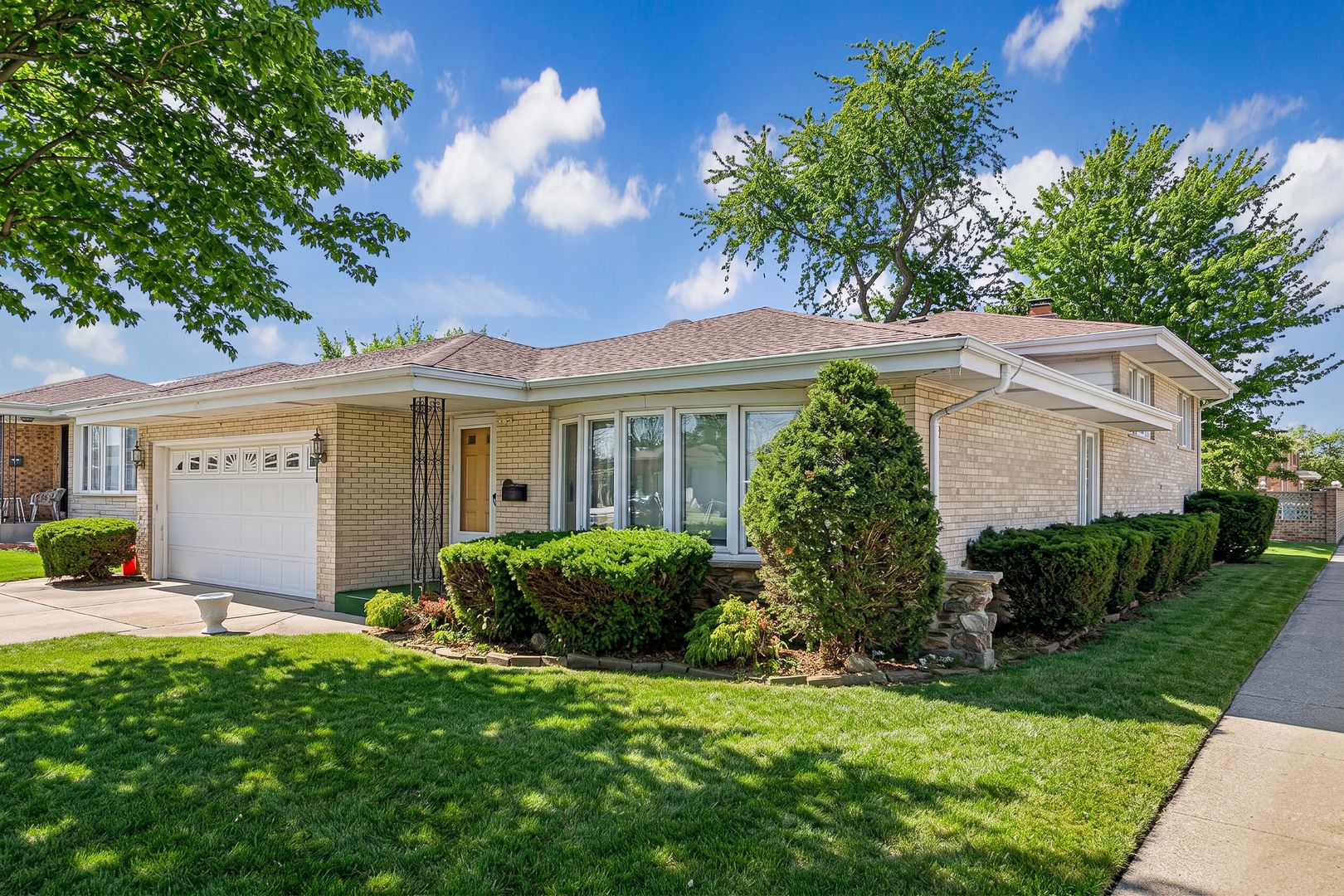 4738 N Potawatomie Avenue — Chicago, IL 60656