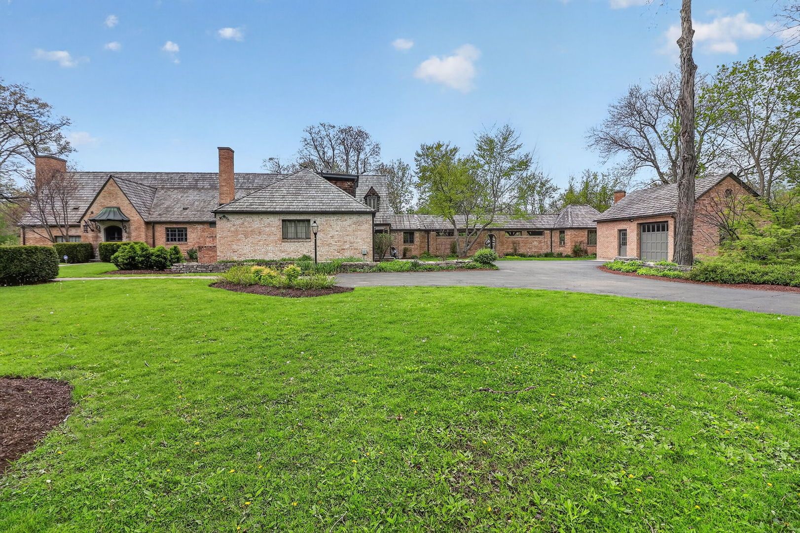 33W480 Thorncroft Drive — Wayne, IL 60184