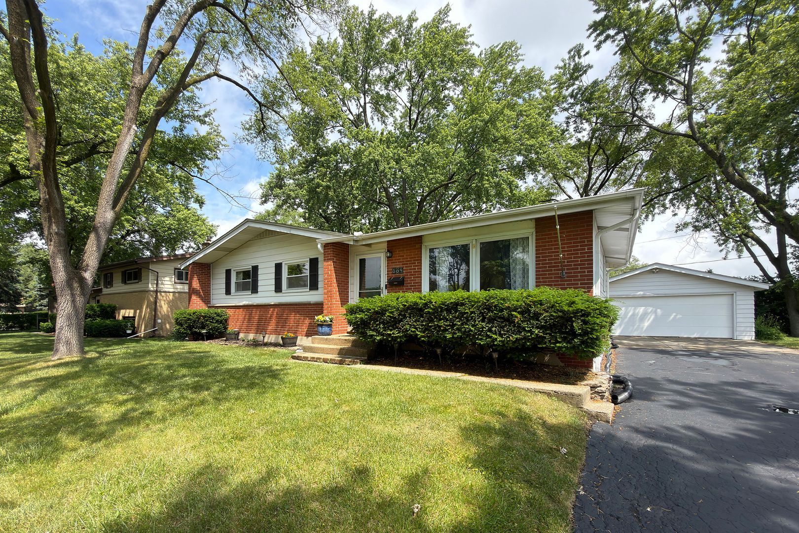604 E Cedar Lane — Mount Prospect, IL 60056