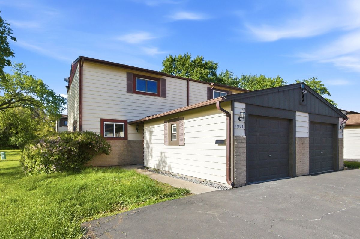 1213 Cedarwood Drive #A, Crest Hill, IL 60403