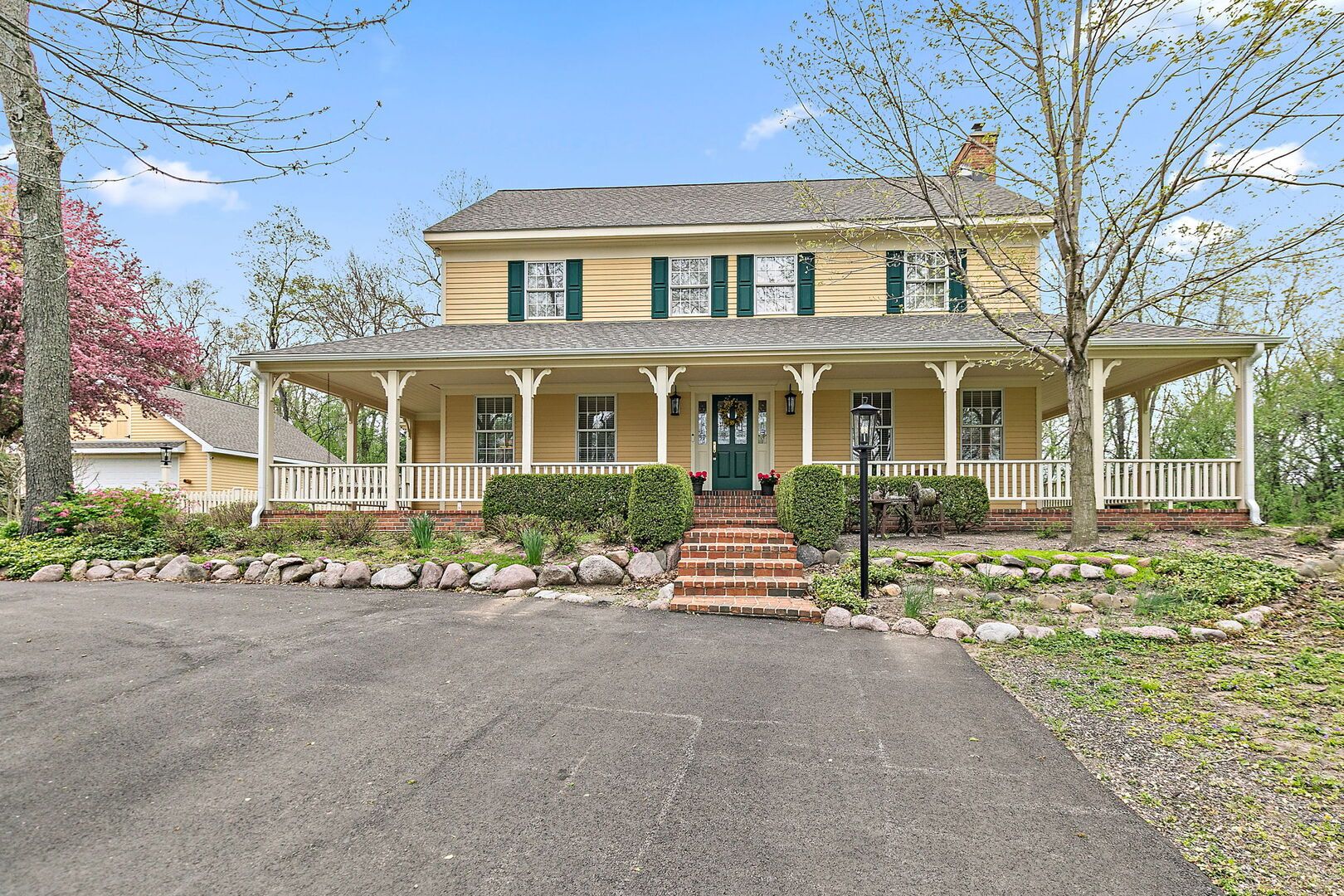 309 Three Oaks Road — Cary, IL 60013
