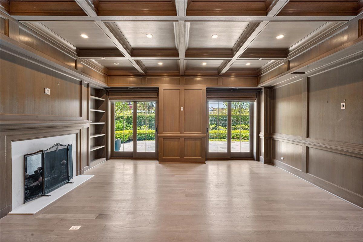 727 N McKinley Road #100, Lake Forest, IL 60045