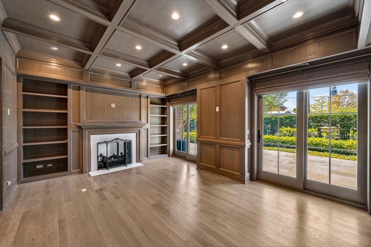727 N McKinley Road #100, Lake Forest, IL 60045