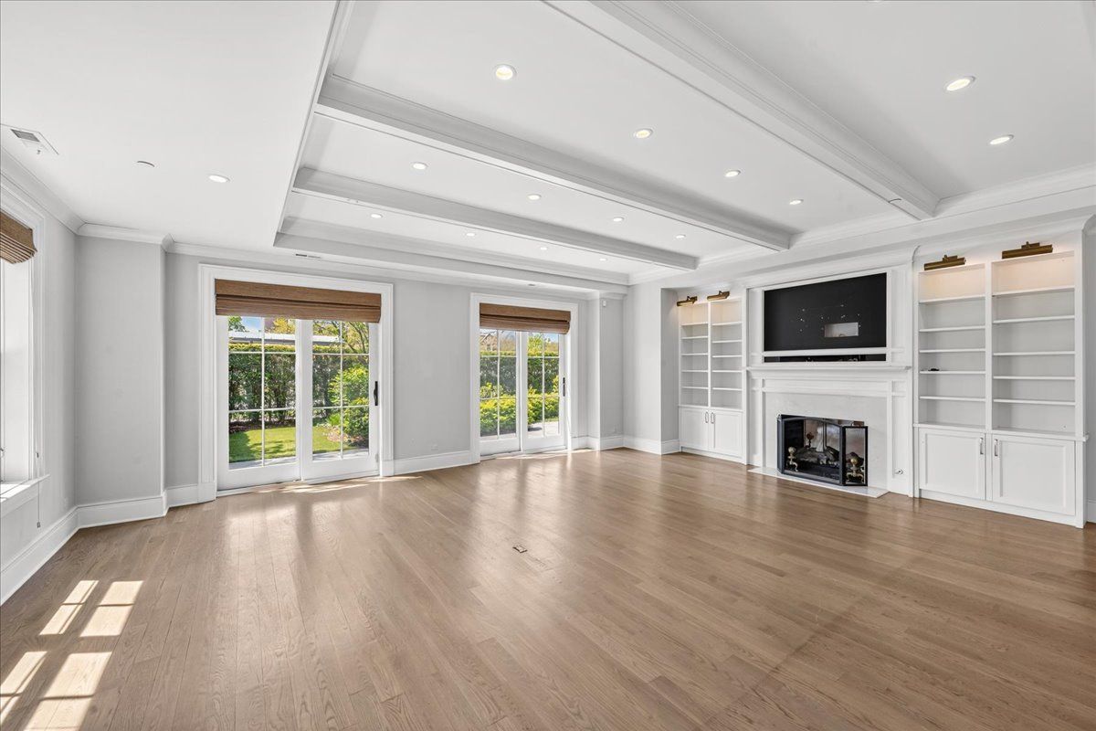 727 N McKinley Road #100, Lake Forest, IL 60045