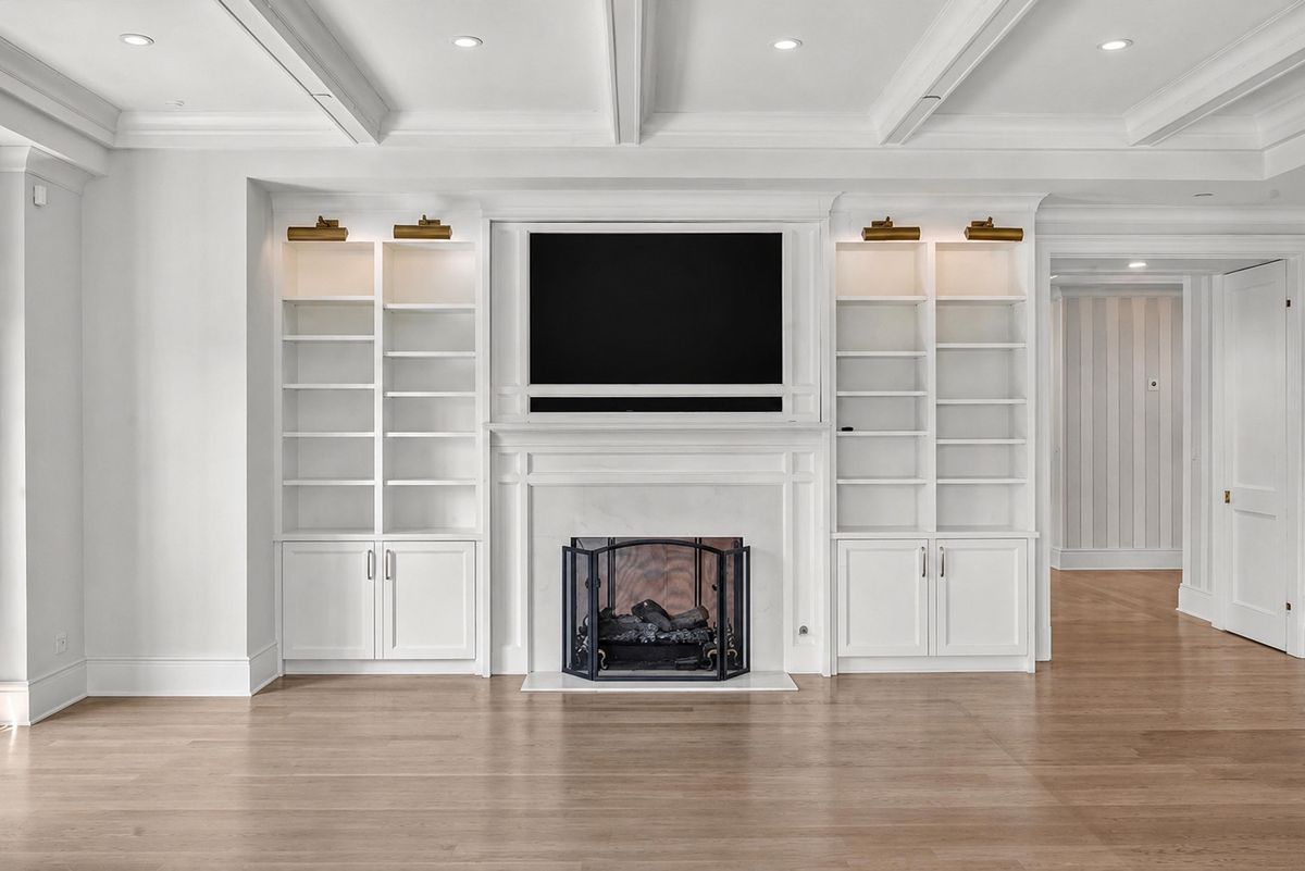 727 N McKinley Road #100, Lake Forest, IL 60045