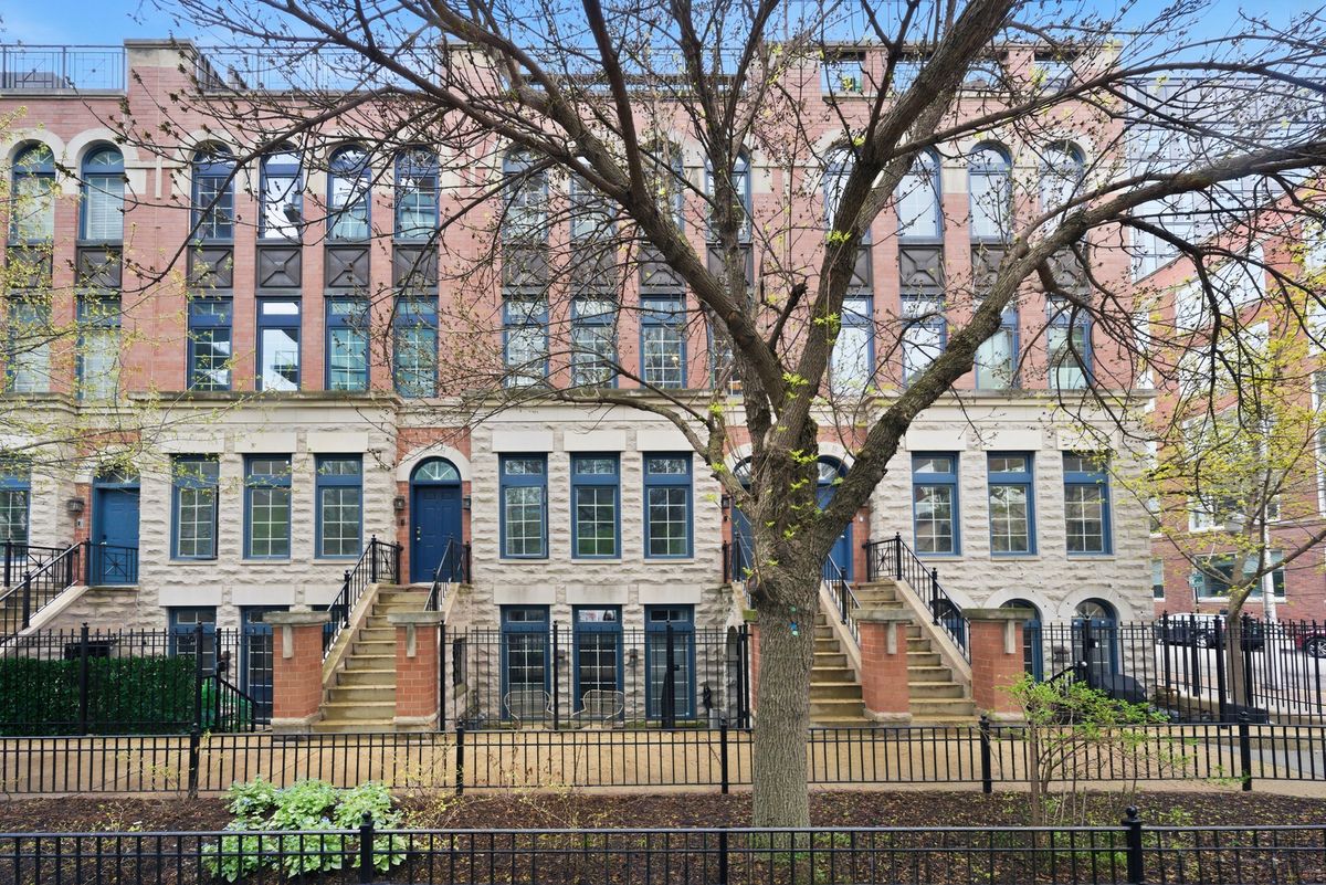 367 Superior Street, Chicago, IL 60654