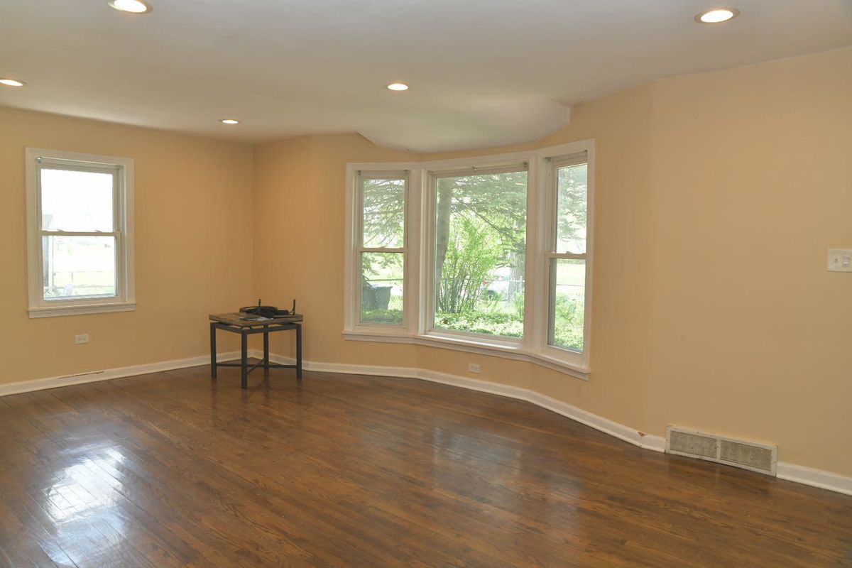 1325 GLENN Drive, North Chicago, IL 60064