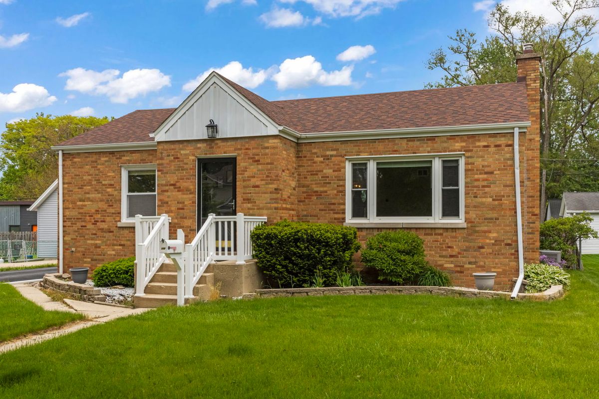 109 S Hudson Street, Westmont, IL 60559