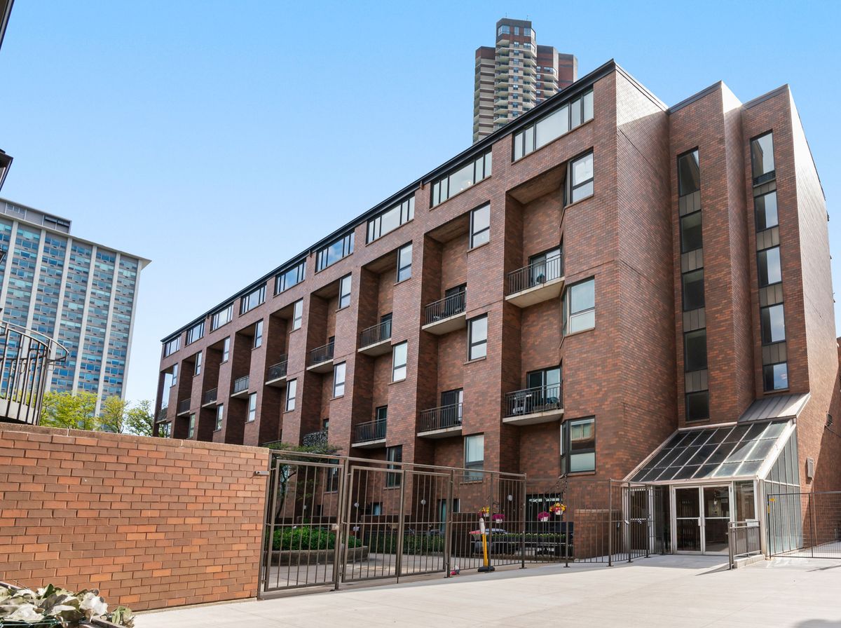 3700 Lake Shore Drive, Chicago, IL 60613