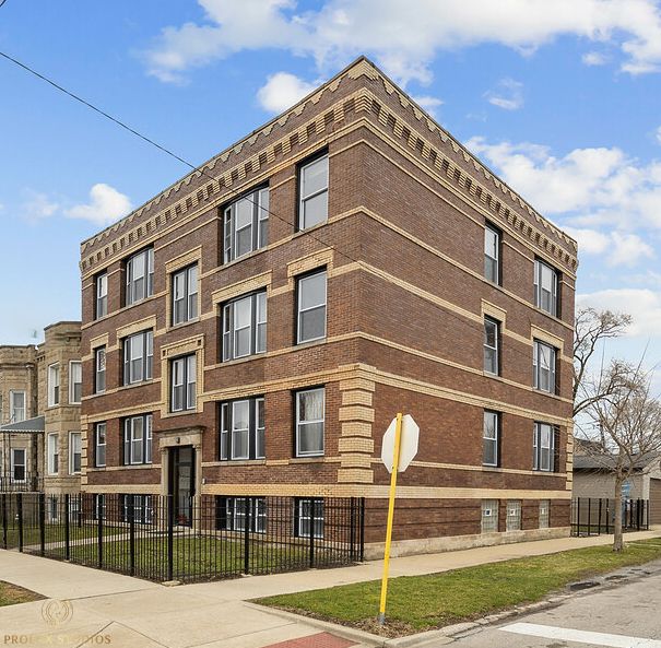 4537 W Congress Parkway — Chicago, IL 60624