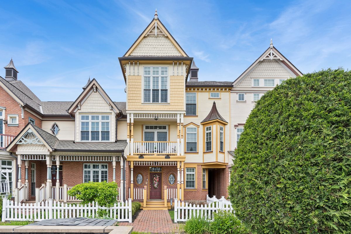 4147 Royal Mews Circle, Naperville, IL 60564