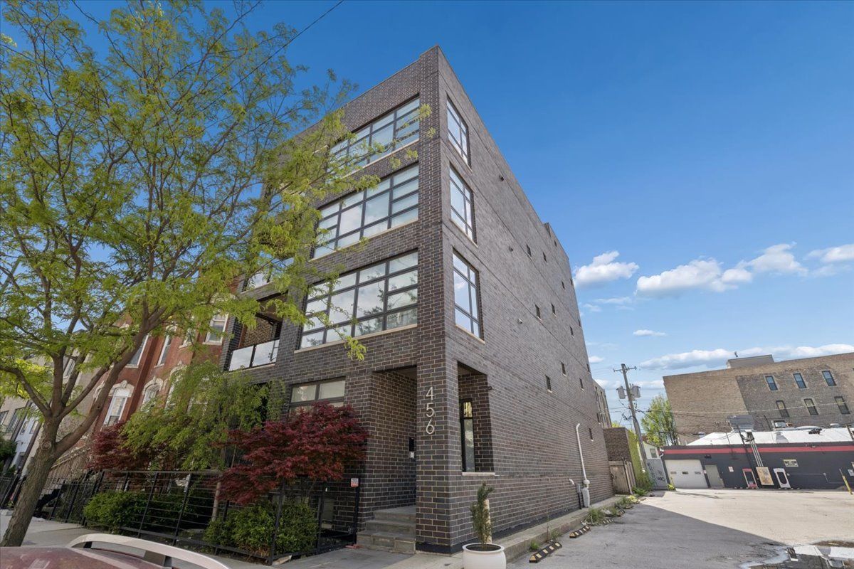 456 Carpenter Street, Chicago, IL 60642