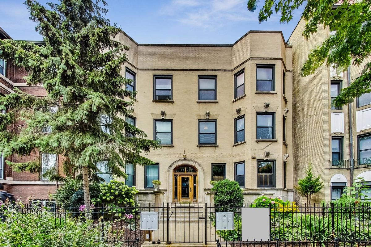 3808 Pine Grove Avenue, Chicago, IL 60613