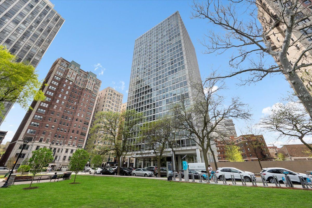2400 N Lakeview Avenue #1002 — Chicago, IL 60614