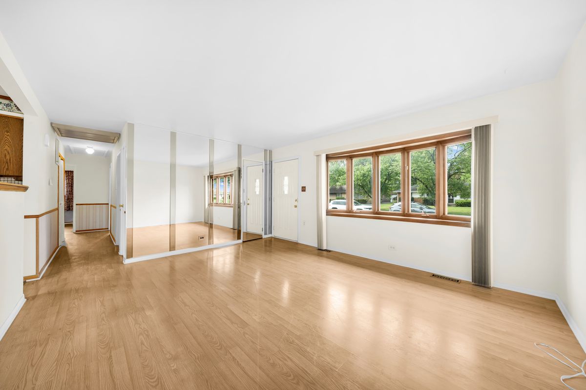 7030 Saratoga Drive, Bridgeview, IL 60455