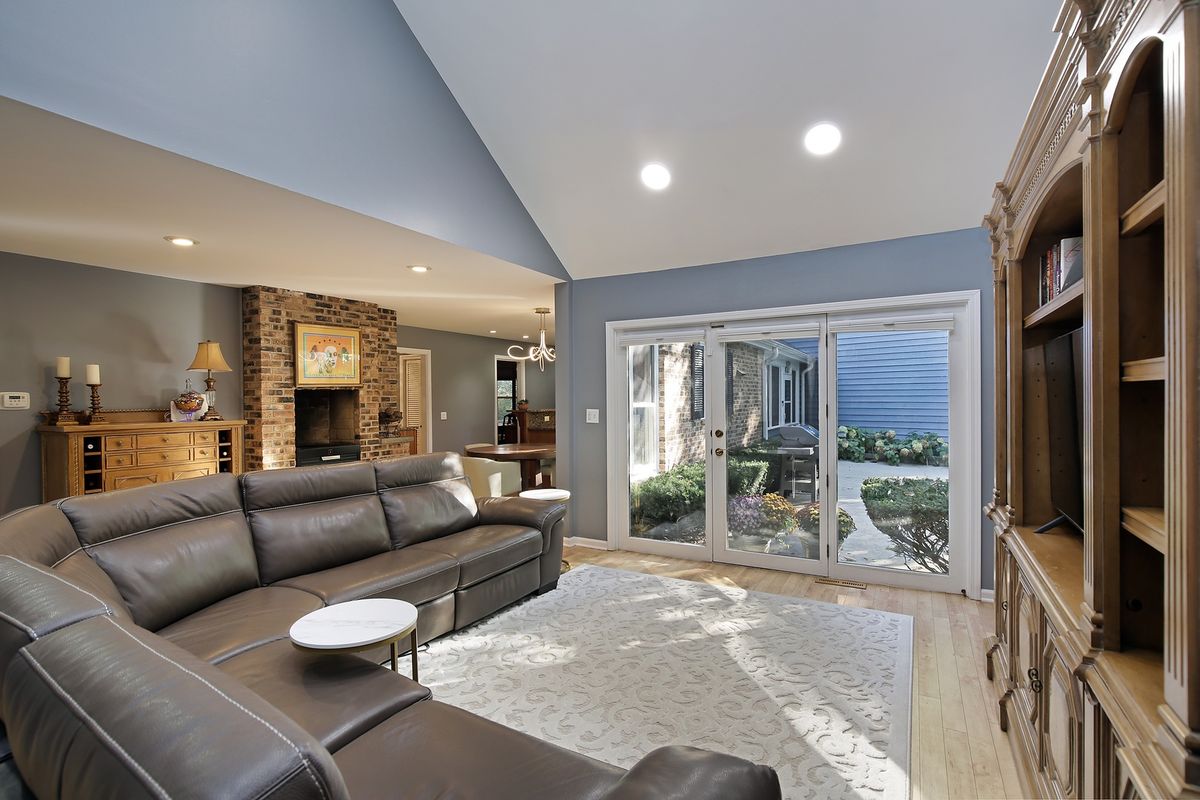 980 Brand Lane, Deerfield, IL 60015