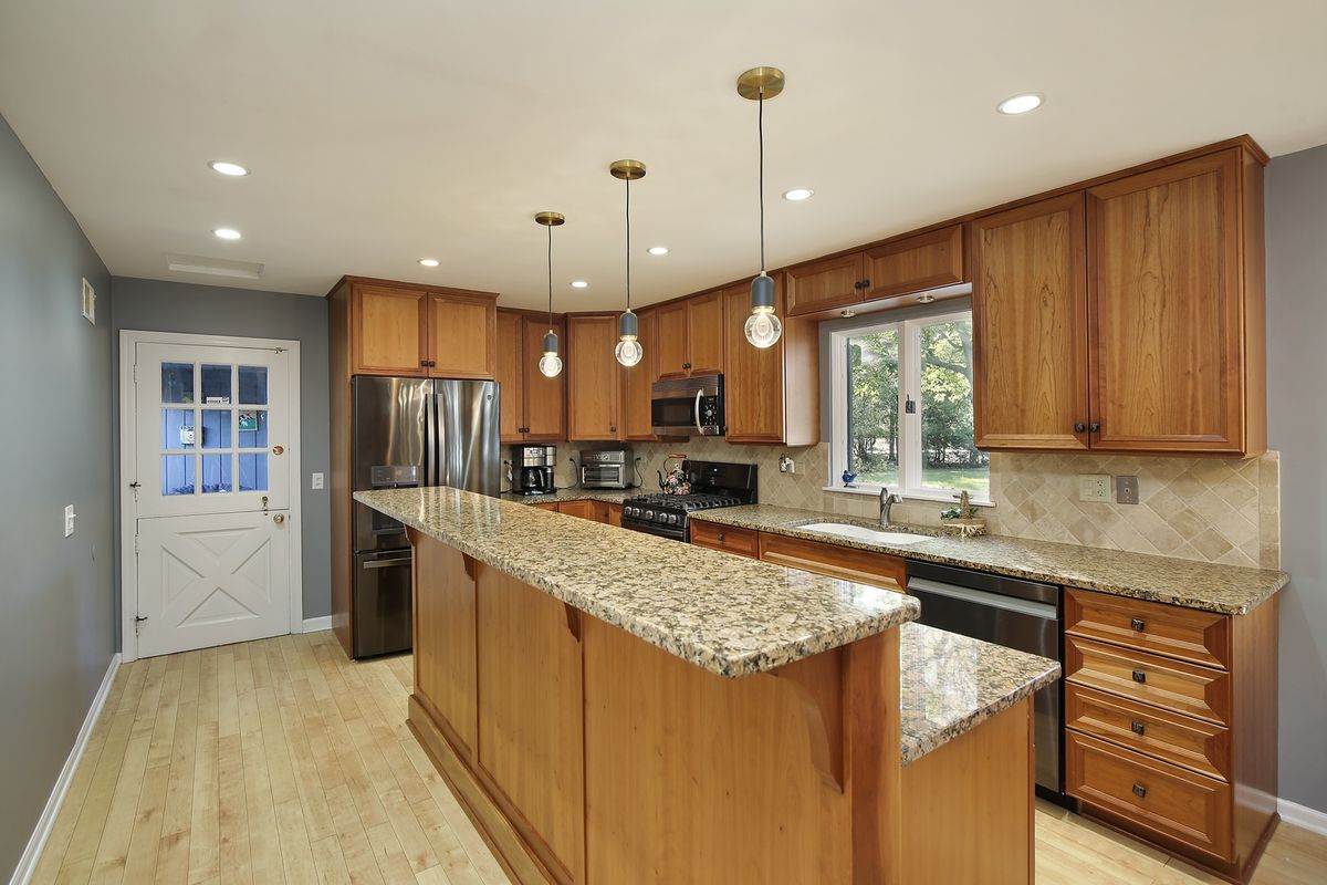 980 Brand Lane, Deerfield, IL 60015
