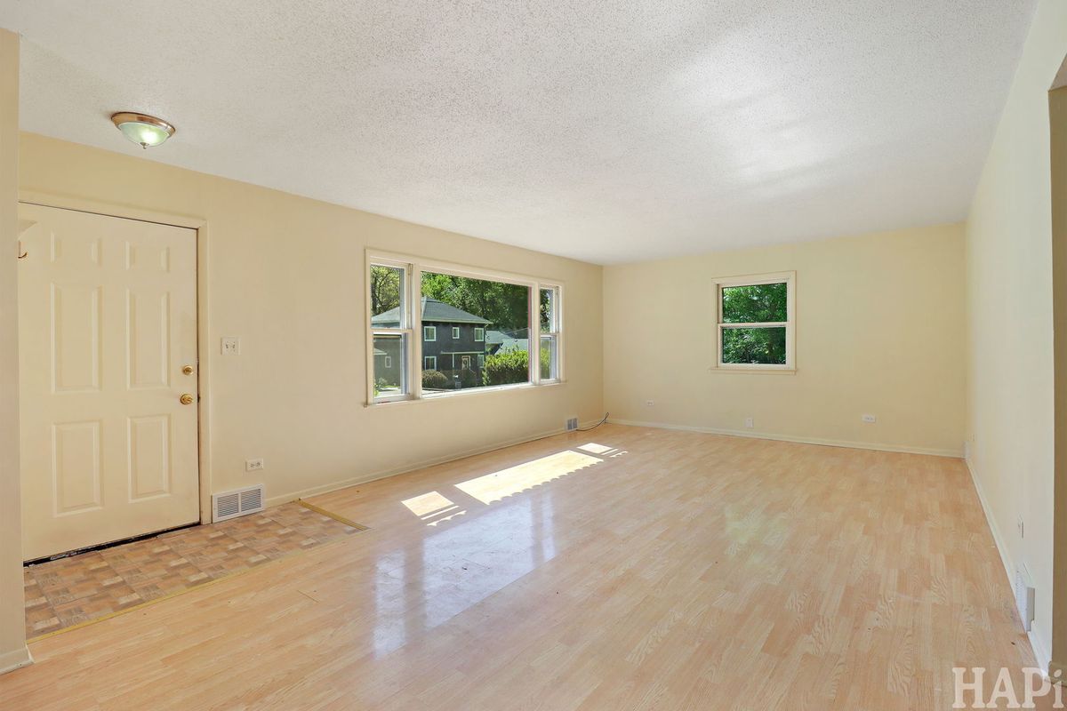 26 Woodland Avenue, Fox Lake, IL 60020