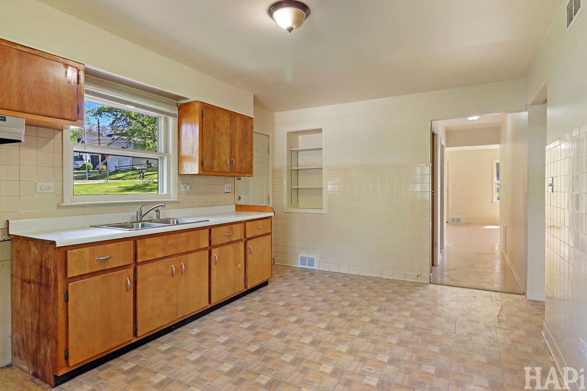 26 Woodland Avenue, Fox Lake, IL 60020