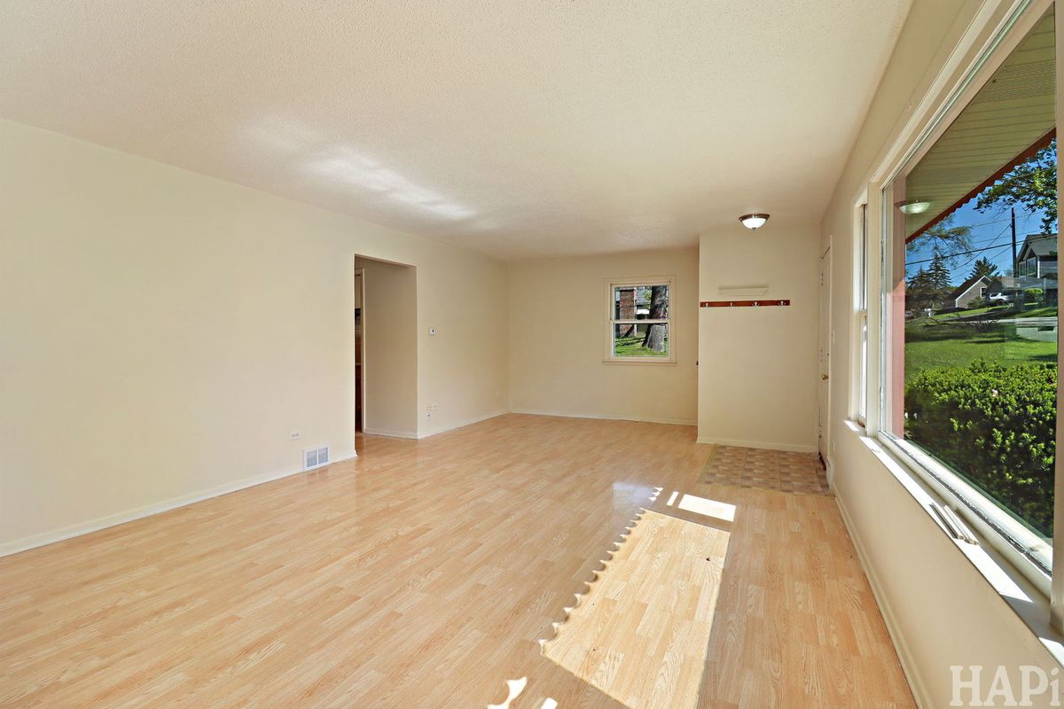 26 Woodland Avenue, Fox Lake, IL 60020
