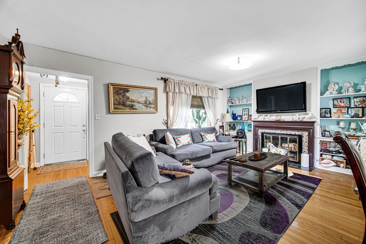 1604 Dobson Street, Evanston, IL 60202