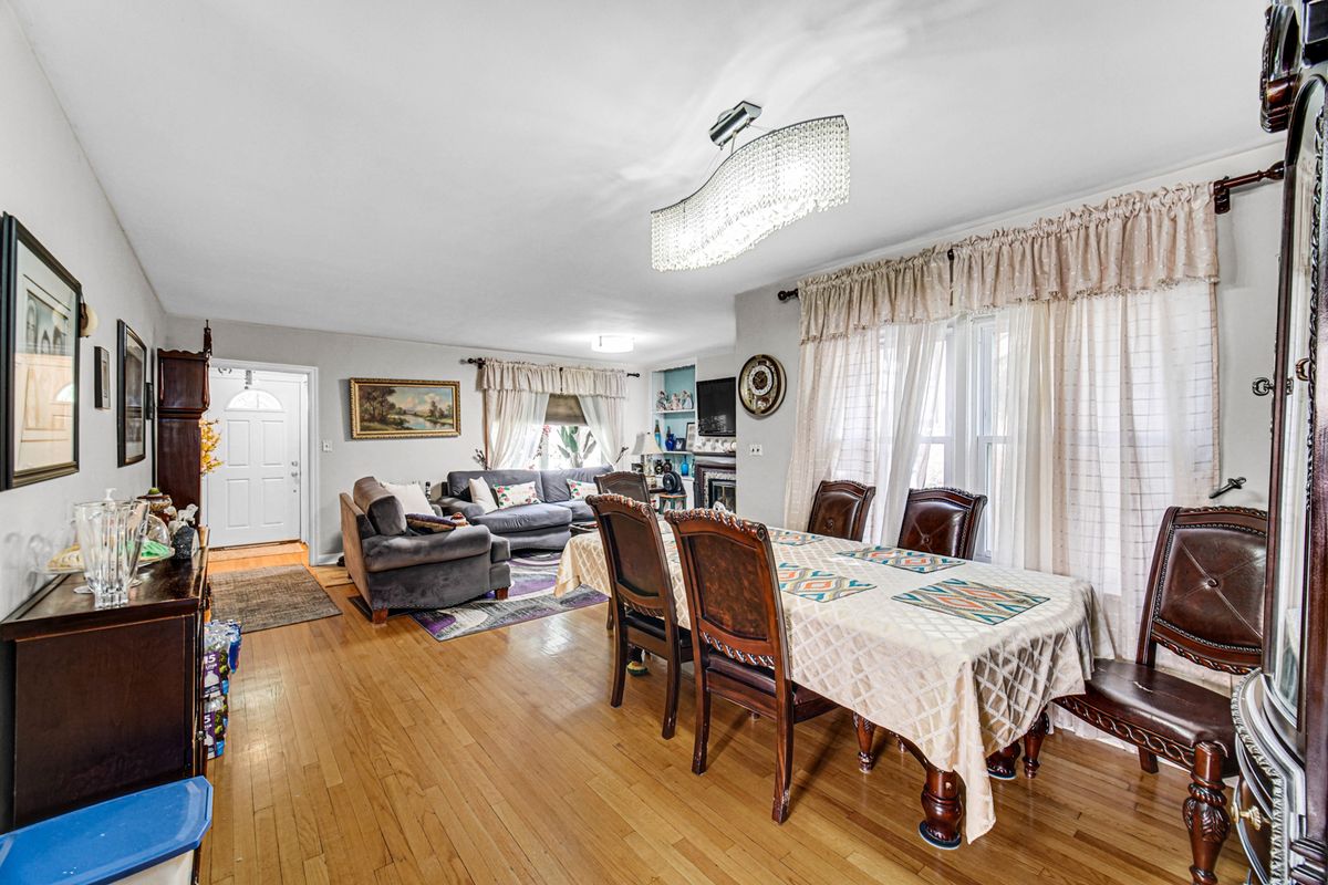 1604 Dobson Street, Evanston, IL 60202