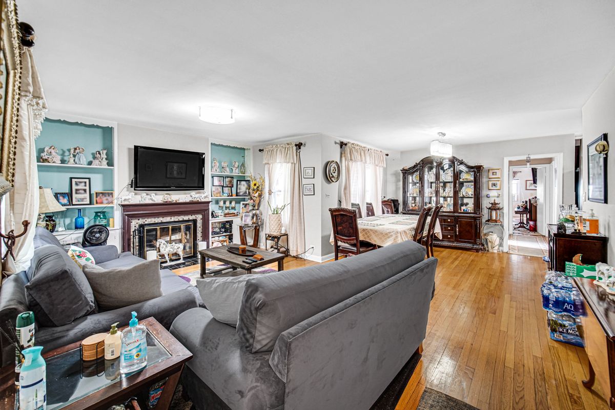 1604 Dobson Street, Evanston, IL 60202