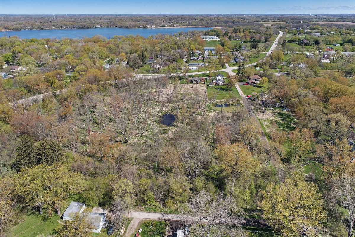 26605 N Brooks Street, Wauconda, IL 60084