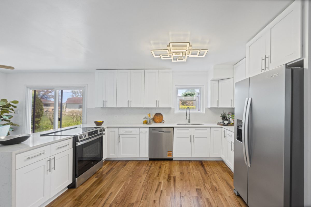 725 N 8th Avenue, Addison, IL 60101