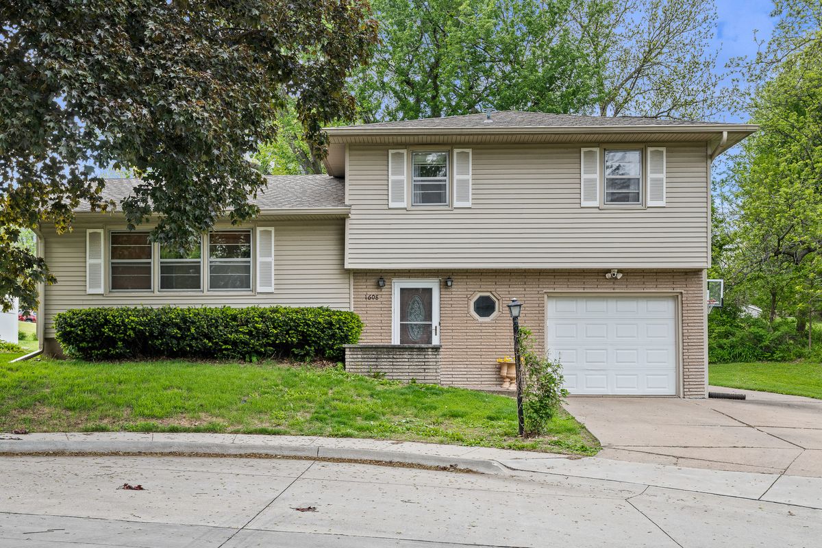 1608 Rockwood Court, Clinton, IA 52732