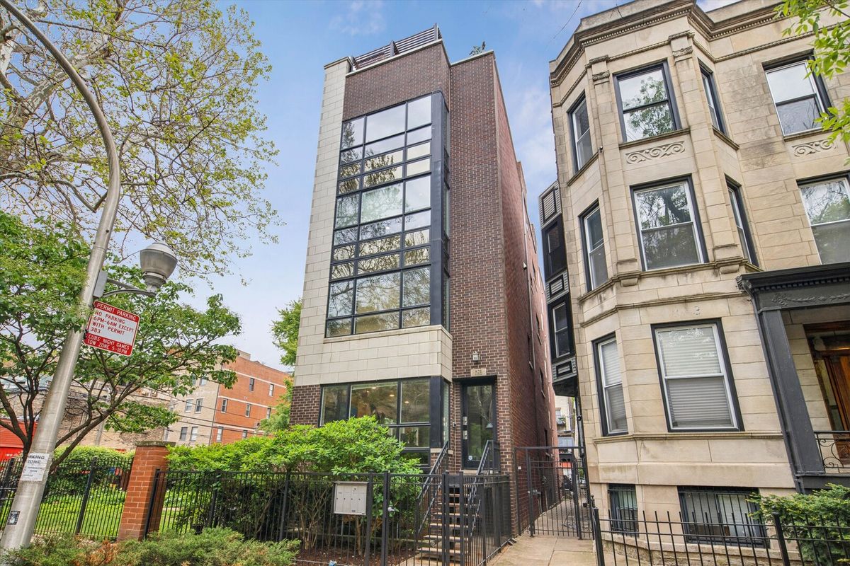 821 Roscoe Street, Chicago, IL 60657