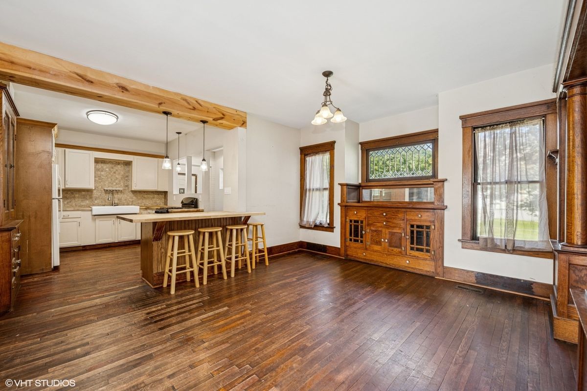 306 E Diggins Street, Harvard, IL 60033