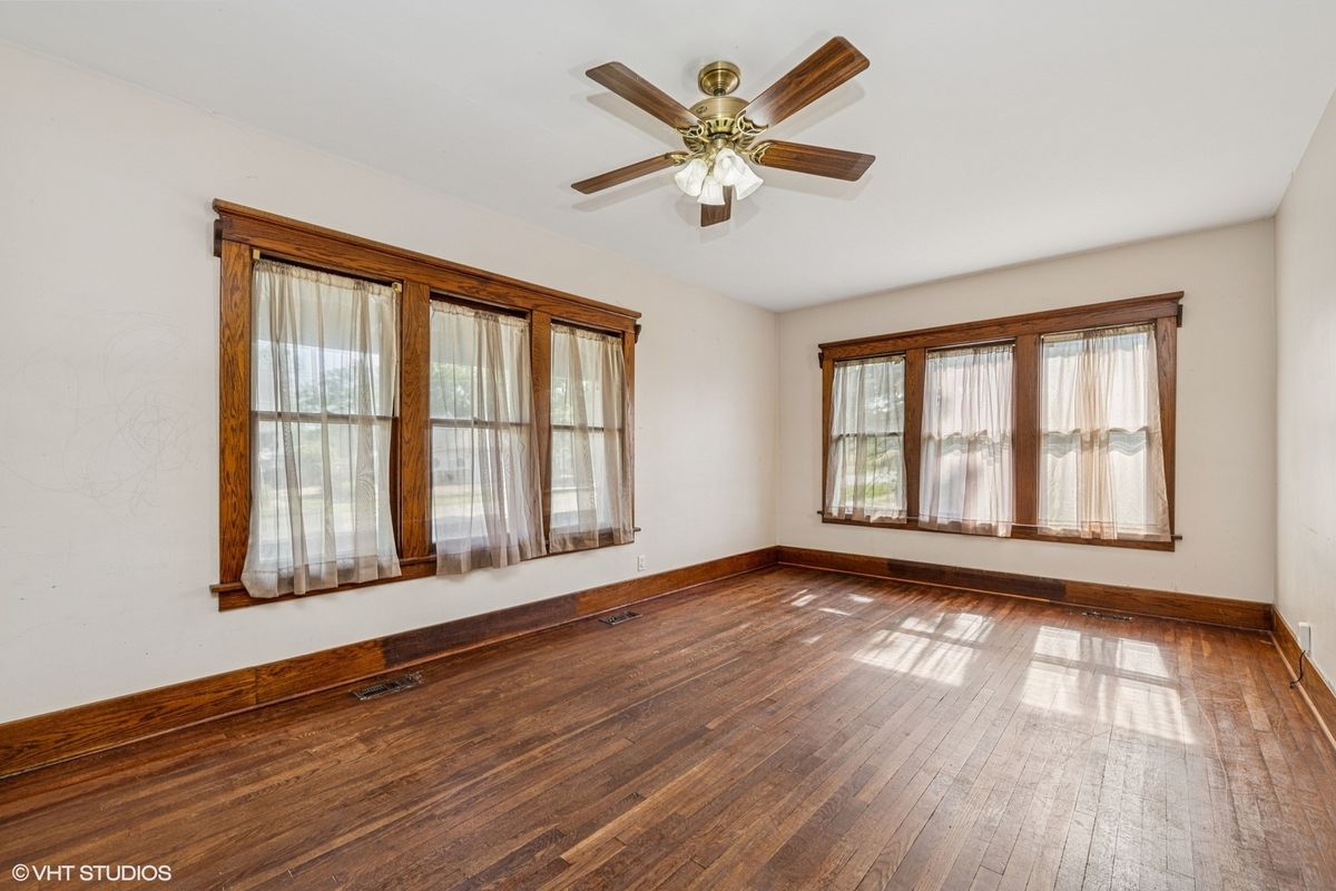 306 E Diggins Street, Harvard, IL 60033