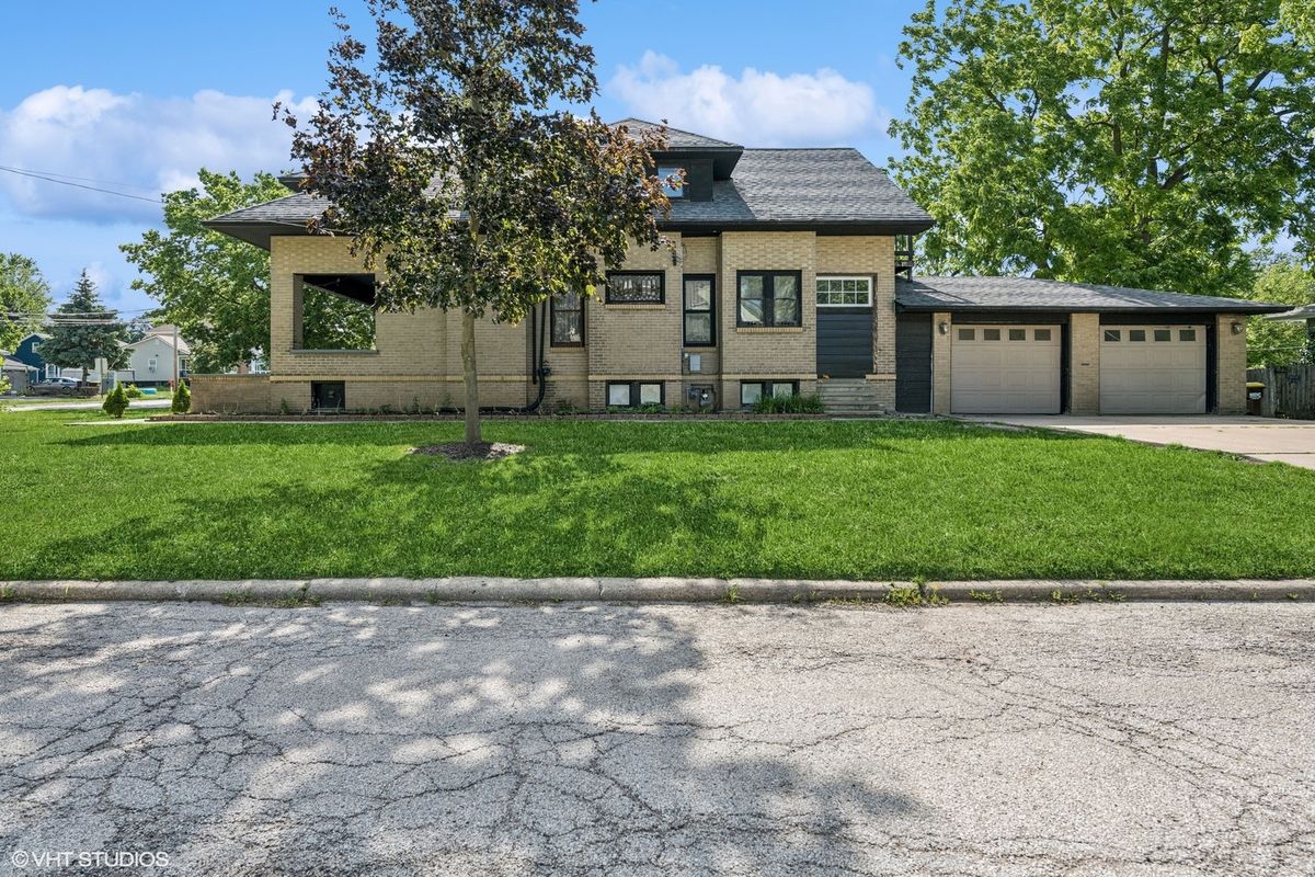 306 E Diggins Street, Harvard, IL 60033