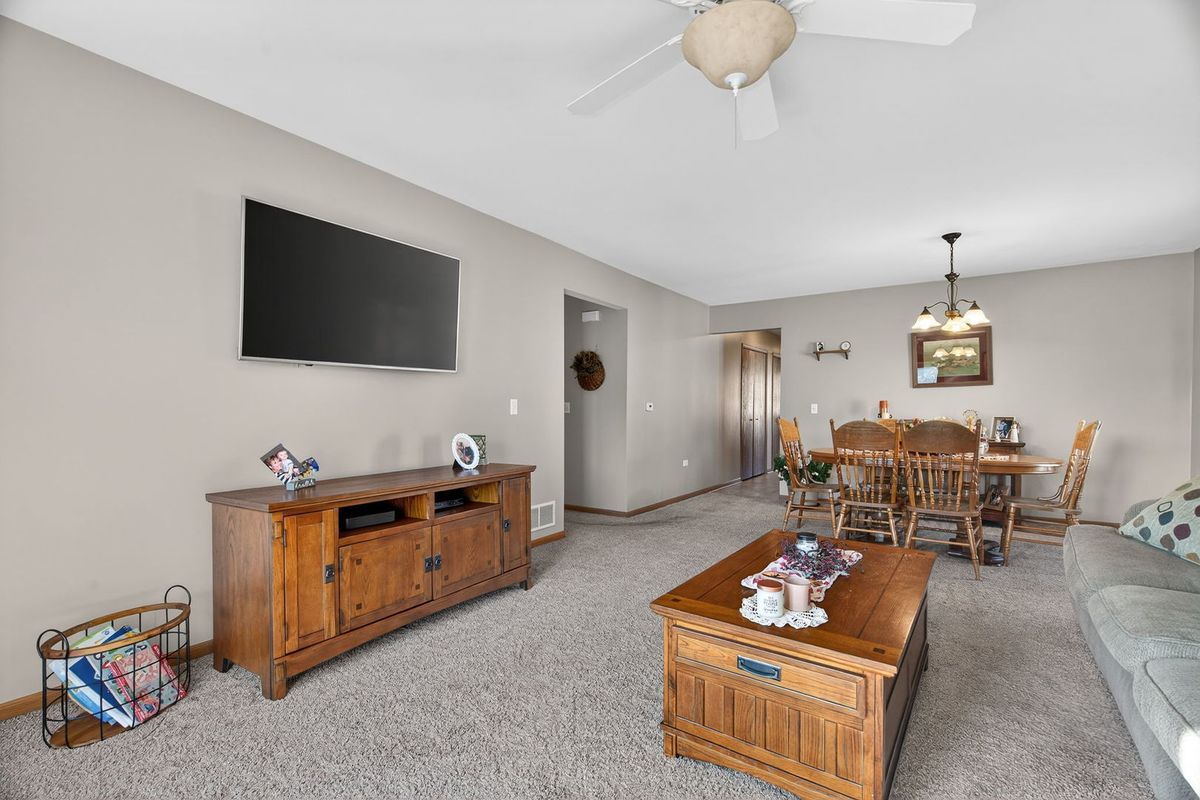 2700 Eagle Drive #2700, Joliet, IL 60436