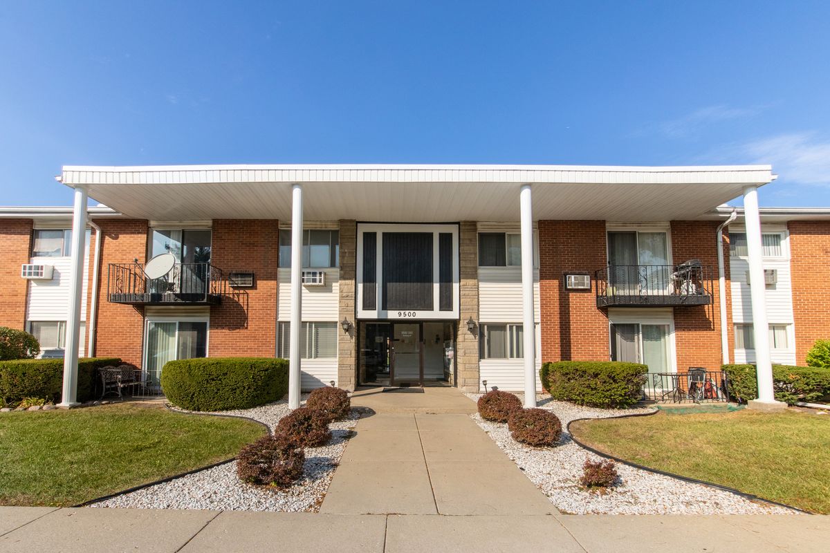 9500 Dee Road #202B, Des Plaines, IL 60016