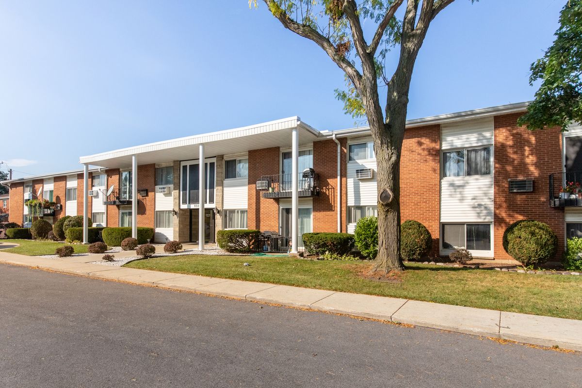 9500 Dee Road #202B, Des Plaines, IL 60016