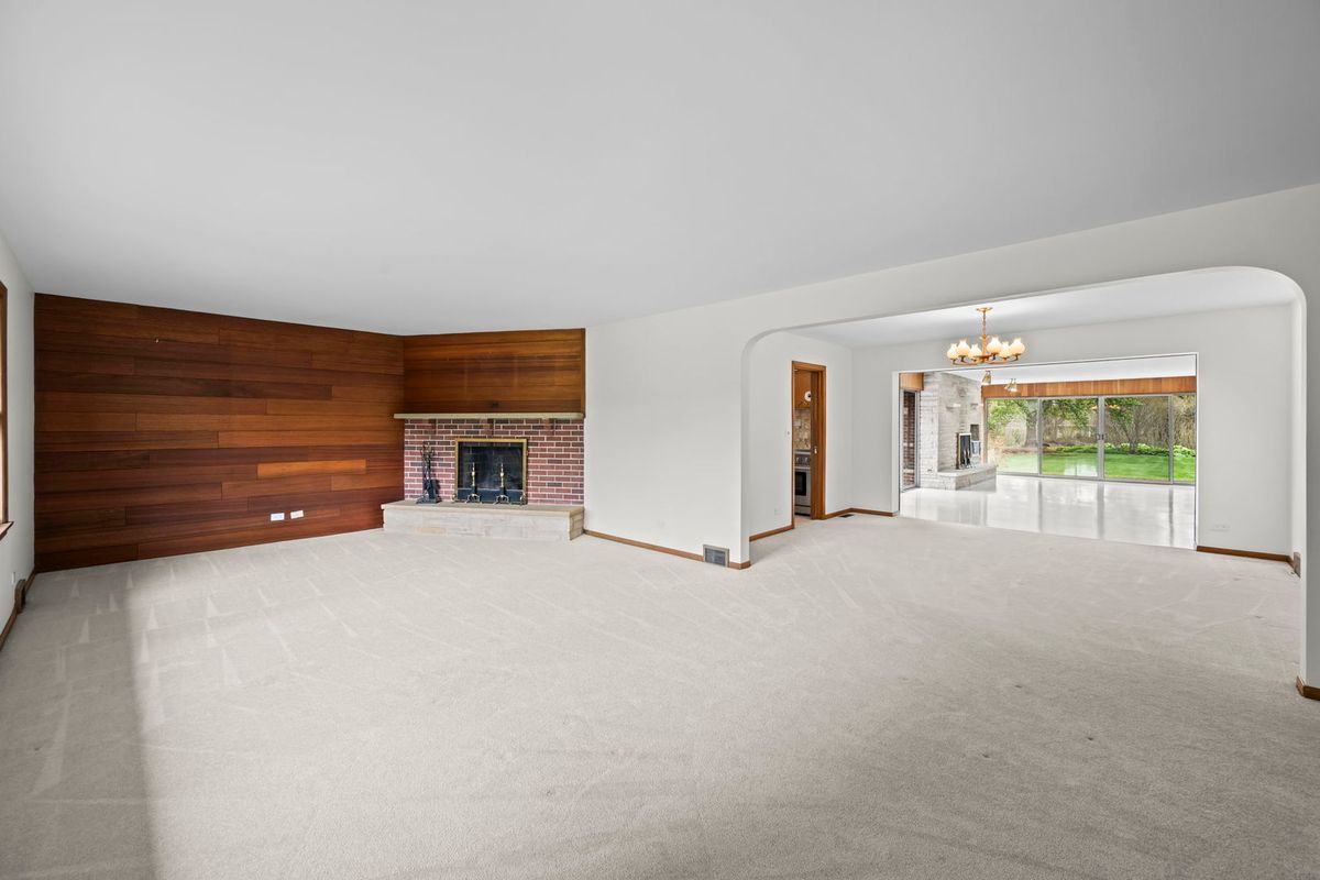 412 W Camp McDonald Road, Prospect Heights, IL 60070