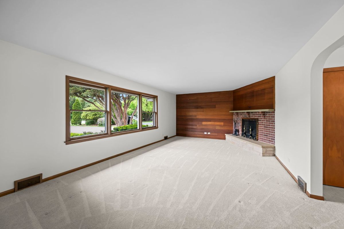 412 W Camp McDonald Road, Prospect Heights, IL 60070