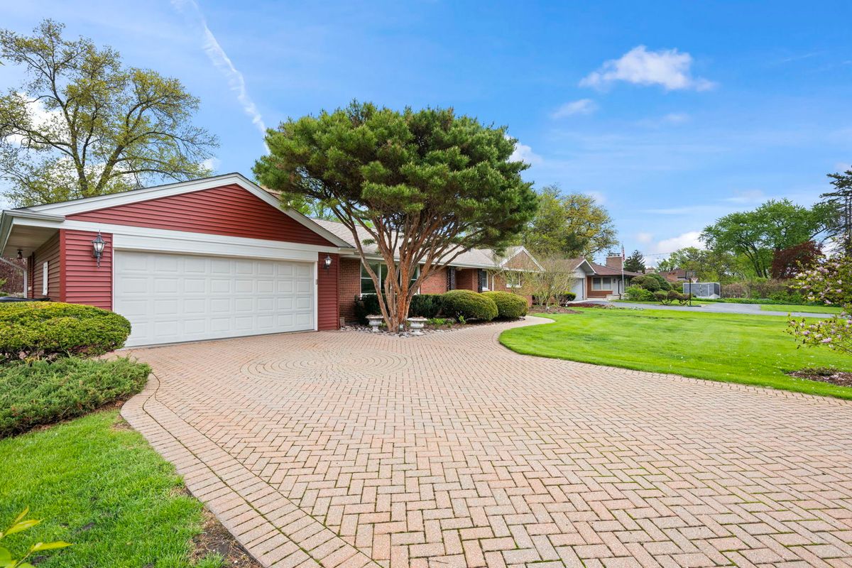 412 W Camp McDonald Road, Prospect Heights, IL 60070