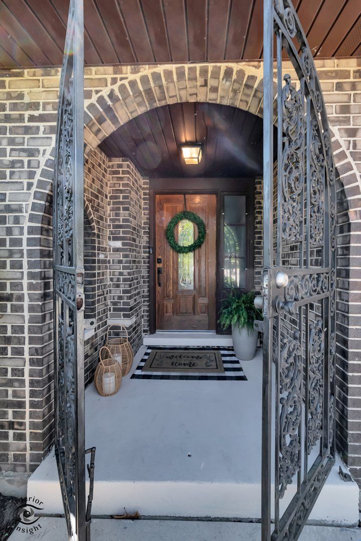 825 Walnut Drive, Darien, IL 60561