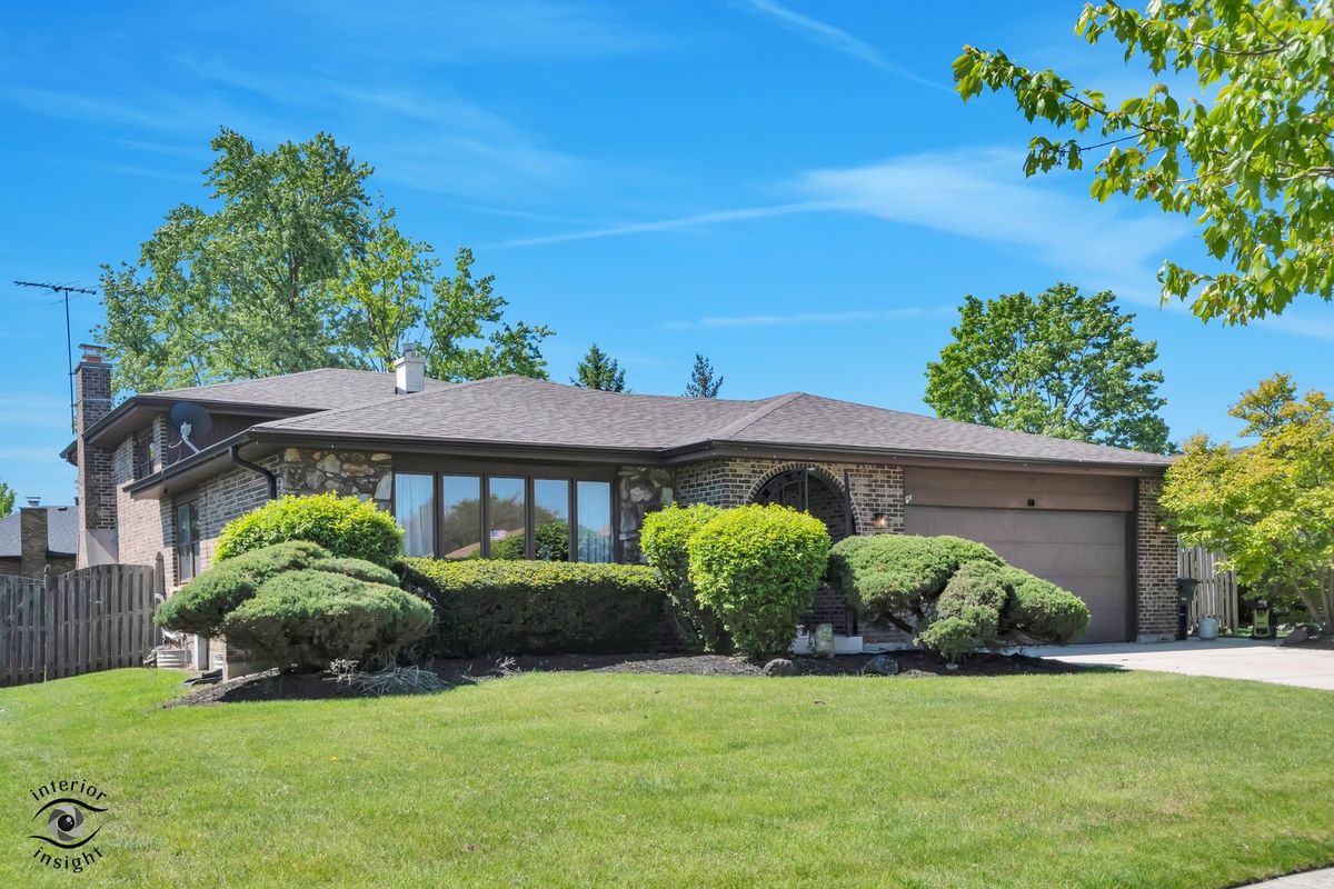 825 Walnut Drive, Darien, IL 60561