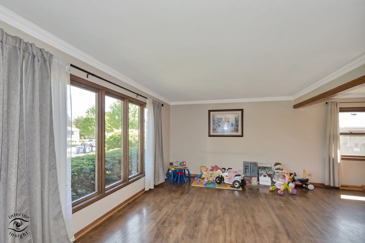 825 Walnut Drive, Darien, IL 60561
