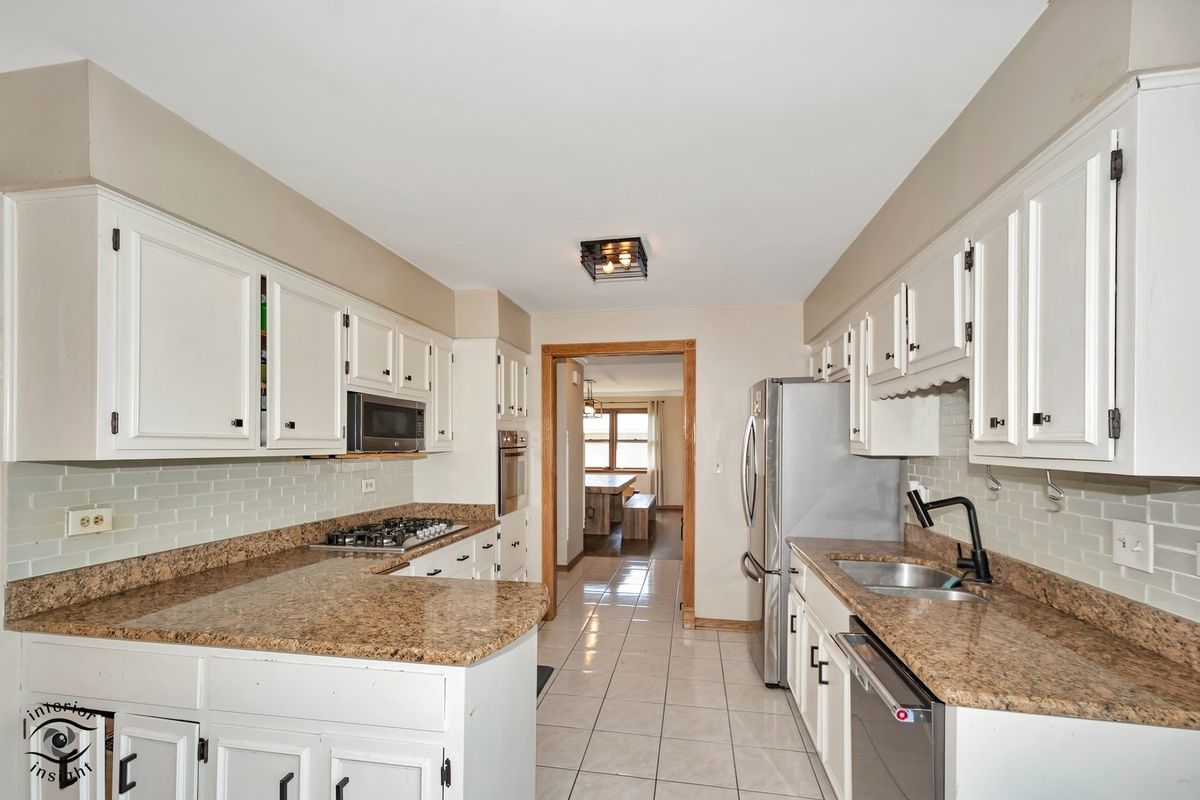 825 Walnut Drive, Darien, IL 60561