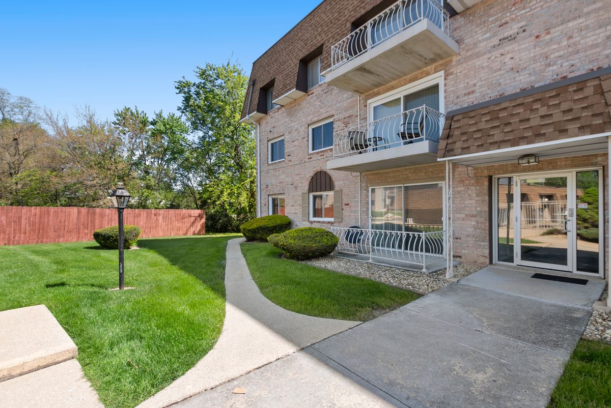 3240 N Manor Drive #130, Lansing, IL 60438