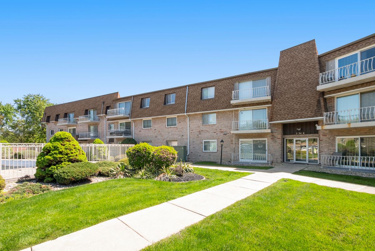 3240 Manor Drive, Lansing, IL 60438