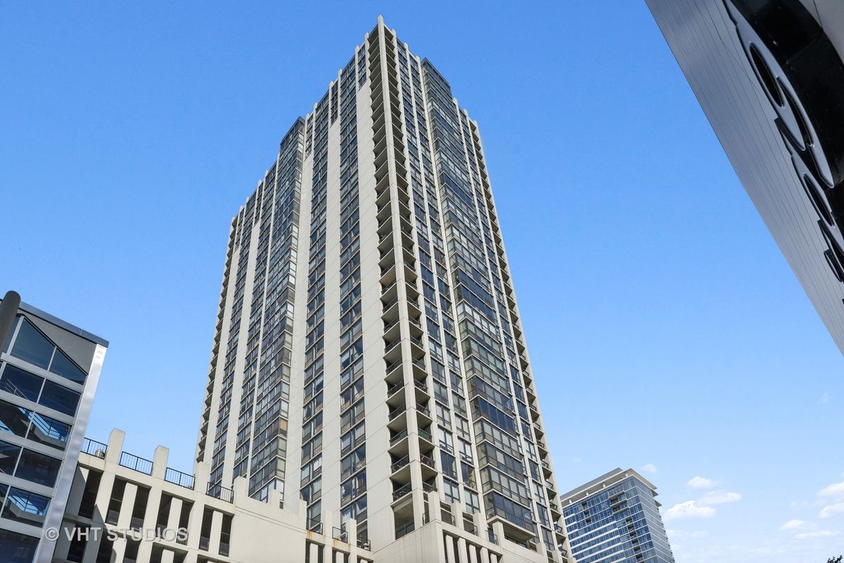 1122 CLARK Street, Chicago, IL 60610