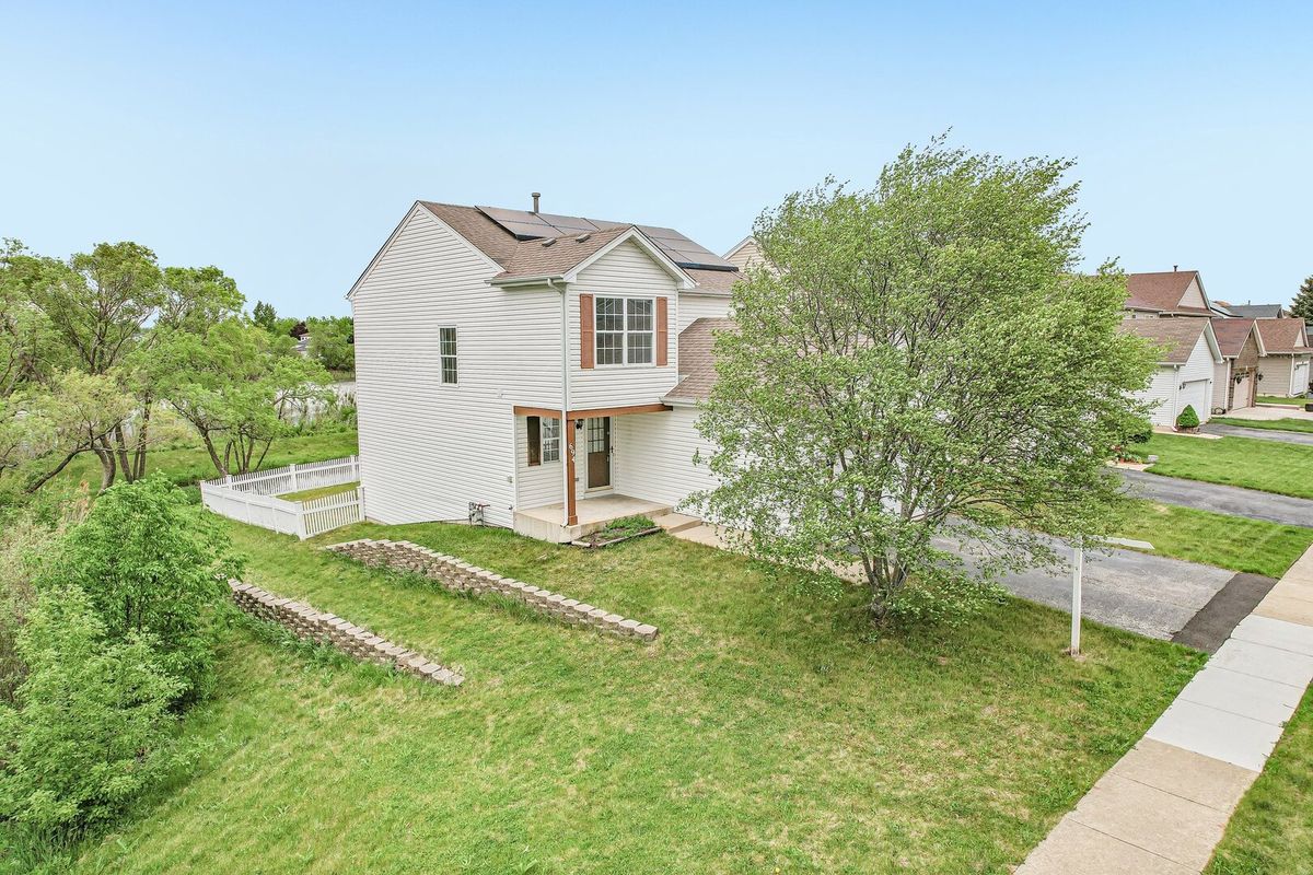 694 W Huron Hills Trail, Round Lake Heights, IL 60073