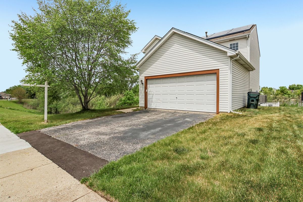 694 W Huron Hills Trail, Round Lake Heights, IL 60073